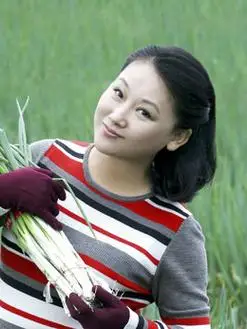 秋月(慕钰华饰演)