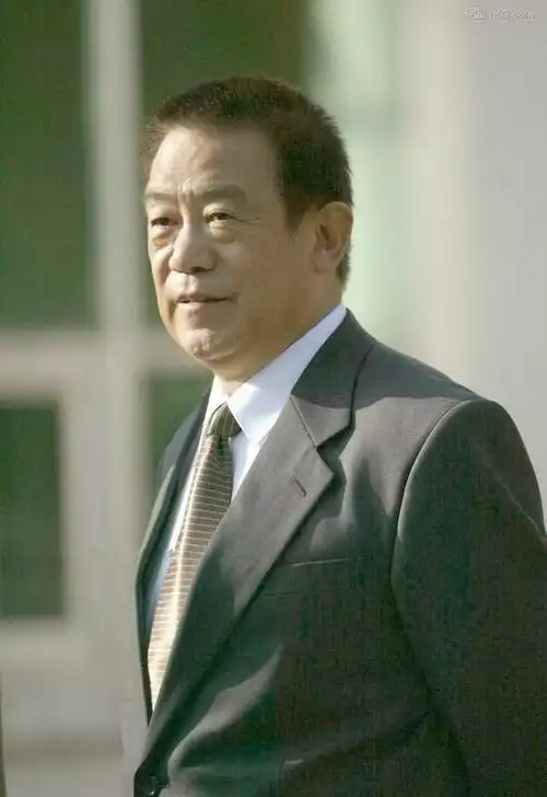 演领导干部犹如反腐利剑与爱妻长情50年