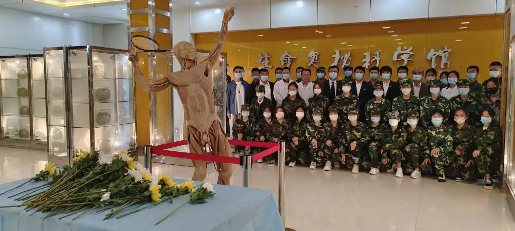 基础医学院开展新生"无言礼赞 敬畏生命"主题教育 ——组织师生向大体