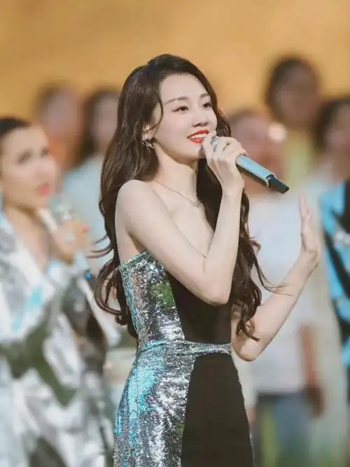 苗苗是人间清醒的,不像有的女演员为了事业错过了生孩子的最佳年龄