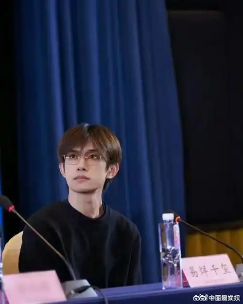 易烊千玺背头眼镜##易烊千玺戴眼镜反差