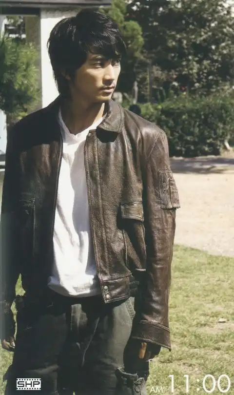 宋承宪新浪娱乐讯 日前,韩星宋承宪再次登上日本某杂志封面,全新短发