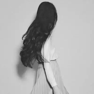 黑白图片伤感哭泣女生