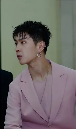 "明日之子"马伯骞帅气亮相时尚盛典 温柔清唱惹人心动