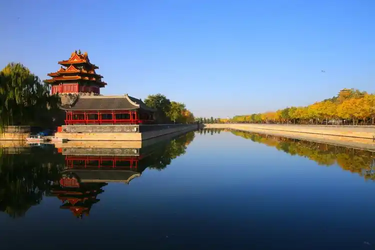 北京故宫角楼映衬护城河水 初冬景美如画