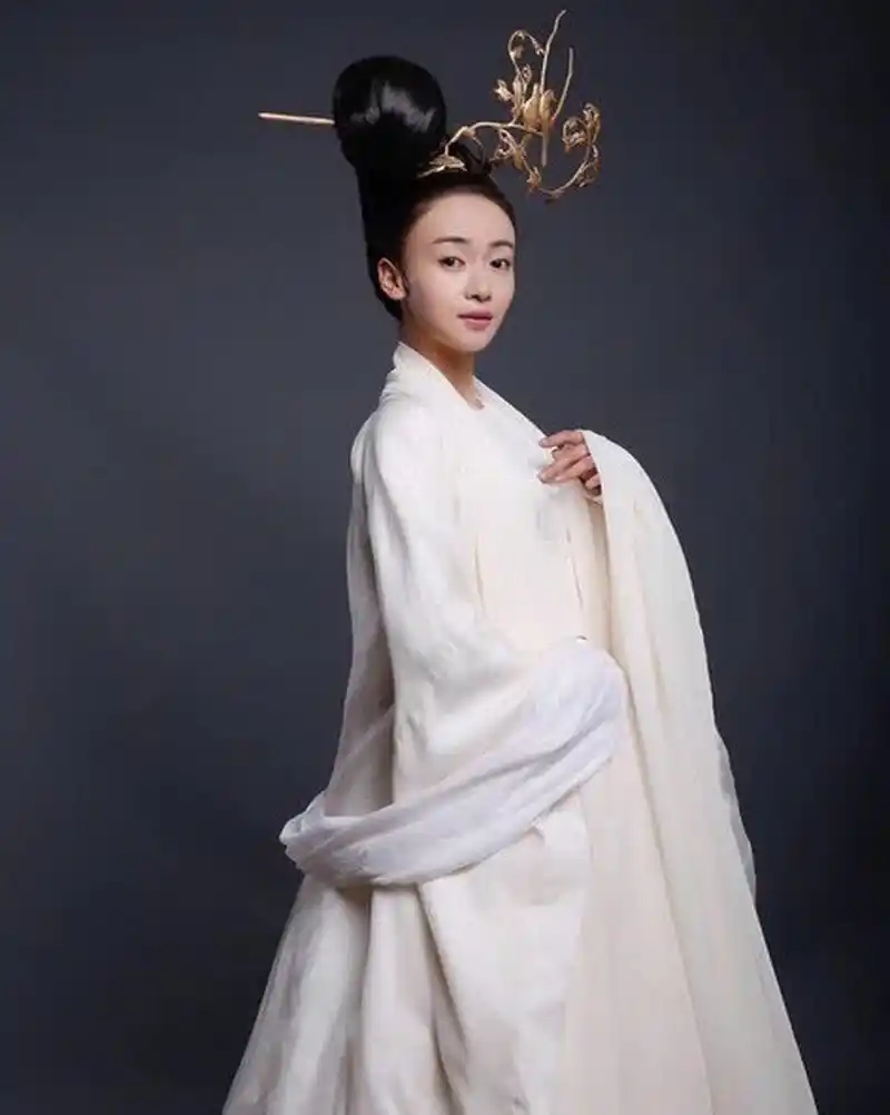 于正晒出吴谨言在《凤囚凰》中饰演楚瑜的照片,表示因为太温柔而怀念