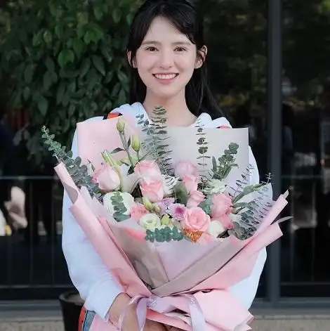 张雪儿扮演者是鹤男,中国内地女演员,2018年因参演《一吻不定情》进入