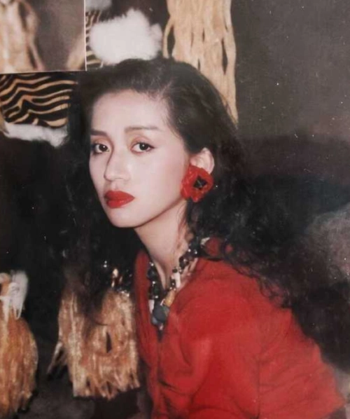 自从出道开始,梅艳芳一直红得发紫.