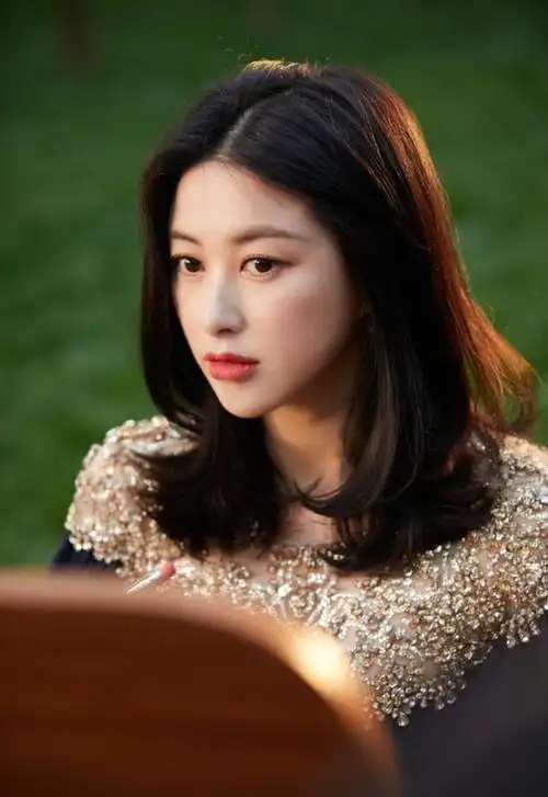 连续10年上榜全球百张最美面孔38岁的朱珠不只是好看这么简单