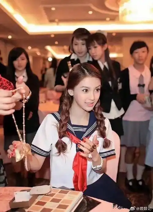 早年杨颖在香港为黄晓明庆生的老照片,那时的她皮肤吹弹可破,年轻貌美