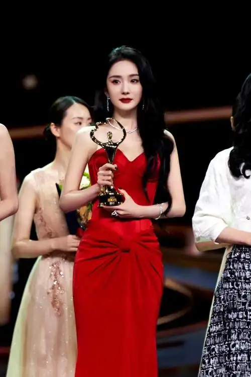 微博之夜杨幂红色抹胸亮片裙美成焦点2