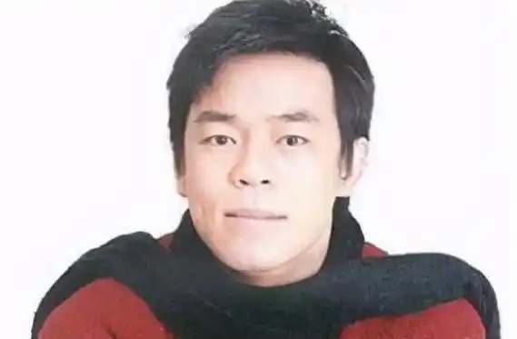 孙浩从歌手到演员,靠实力翻身,55岁和青梅竹马各自单身