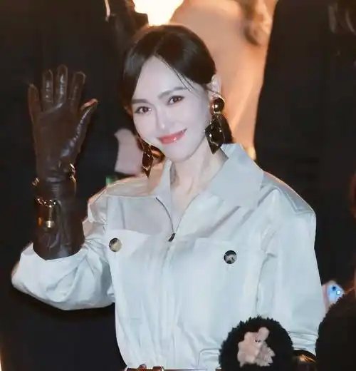 原创37岁杨幂跟40岁唐嫣站在一起骨相老去和皮相老去的差距一目了然