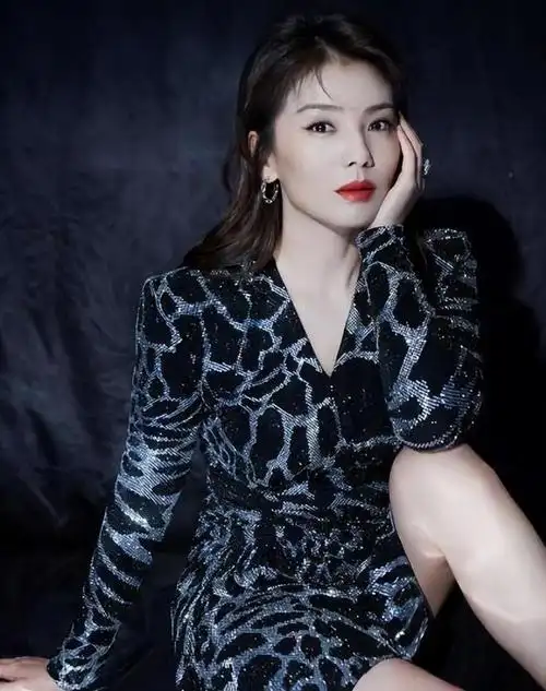 有种顾家叫刘涛怕老公吃醋将v领缝起却意外秀出好身材