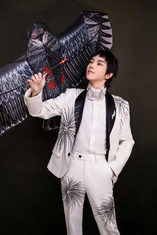 华晨宇湖南春晚收视登顶鸟巢纪念特辑爆卖长红十年的秘诀是