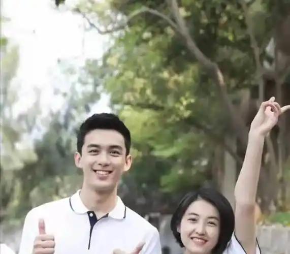 吴磊张子枫毕业照花絮公开两人站在一起就cp感爆棚初恋的感觉来了