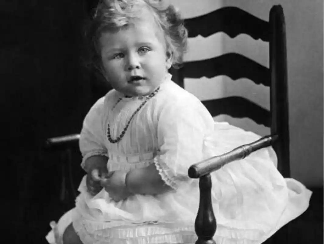 伊丽莎白小时候的一张照片,当时没人想到这个小女孩会成为未来的英国