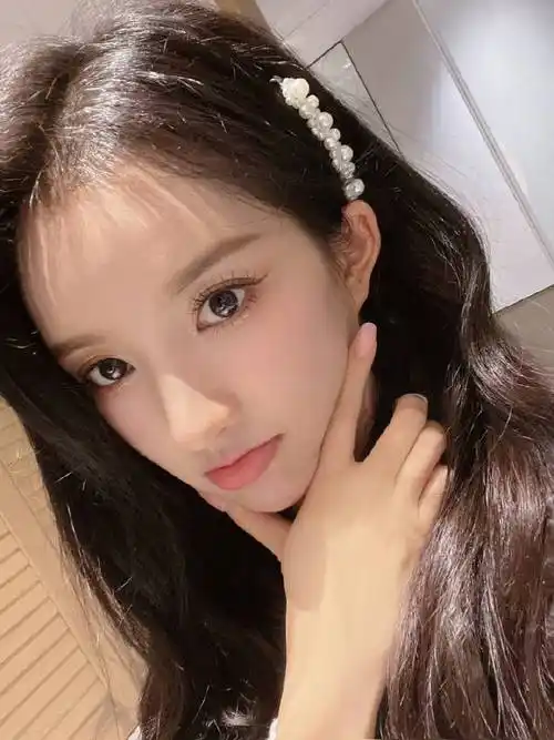 刘些宁晒双马尾自拍照