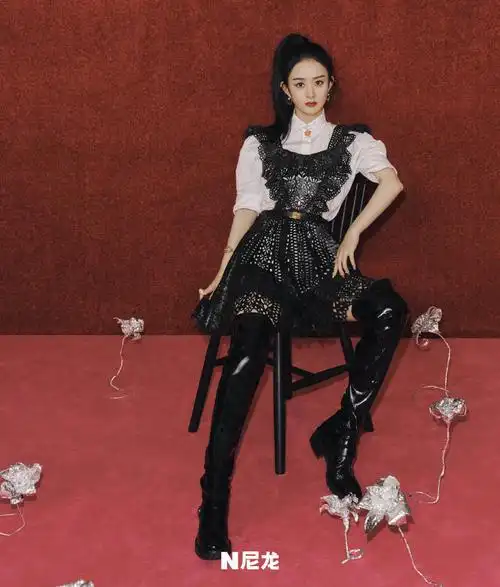 赵丽颖新杂志大片曝光 复古摩登双马尾造型超飒