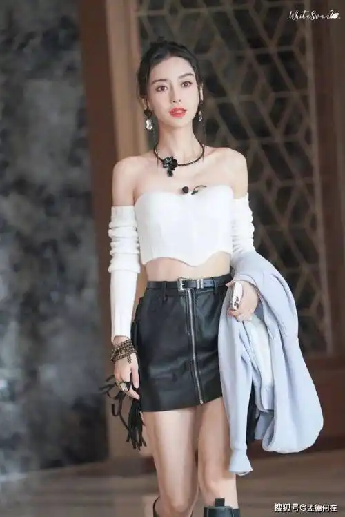 杨颖复出上热搜出席金像奖典礼成熟性感韵味十足