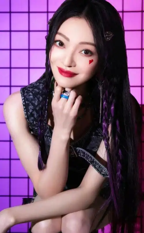 张韶涵,1982年出生于中国台湾,拥有四分之一维吾尔族血统,华语流行乐