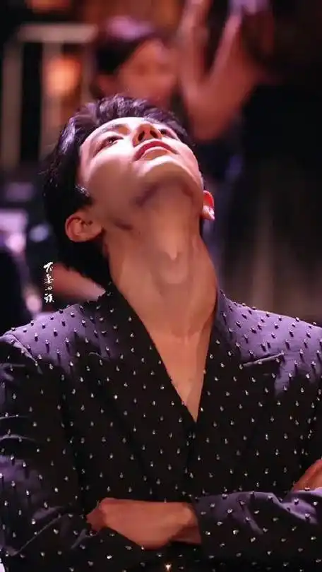 肖战微博之夜内场直拍#肖战的喉结好苏##肖战的下颚线比我人生规划都