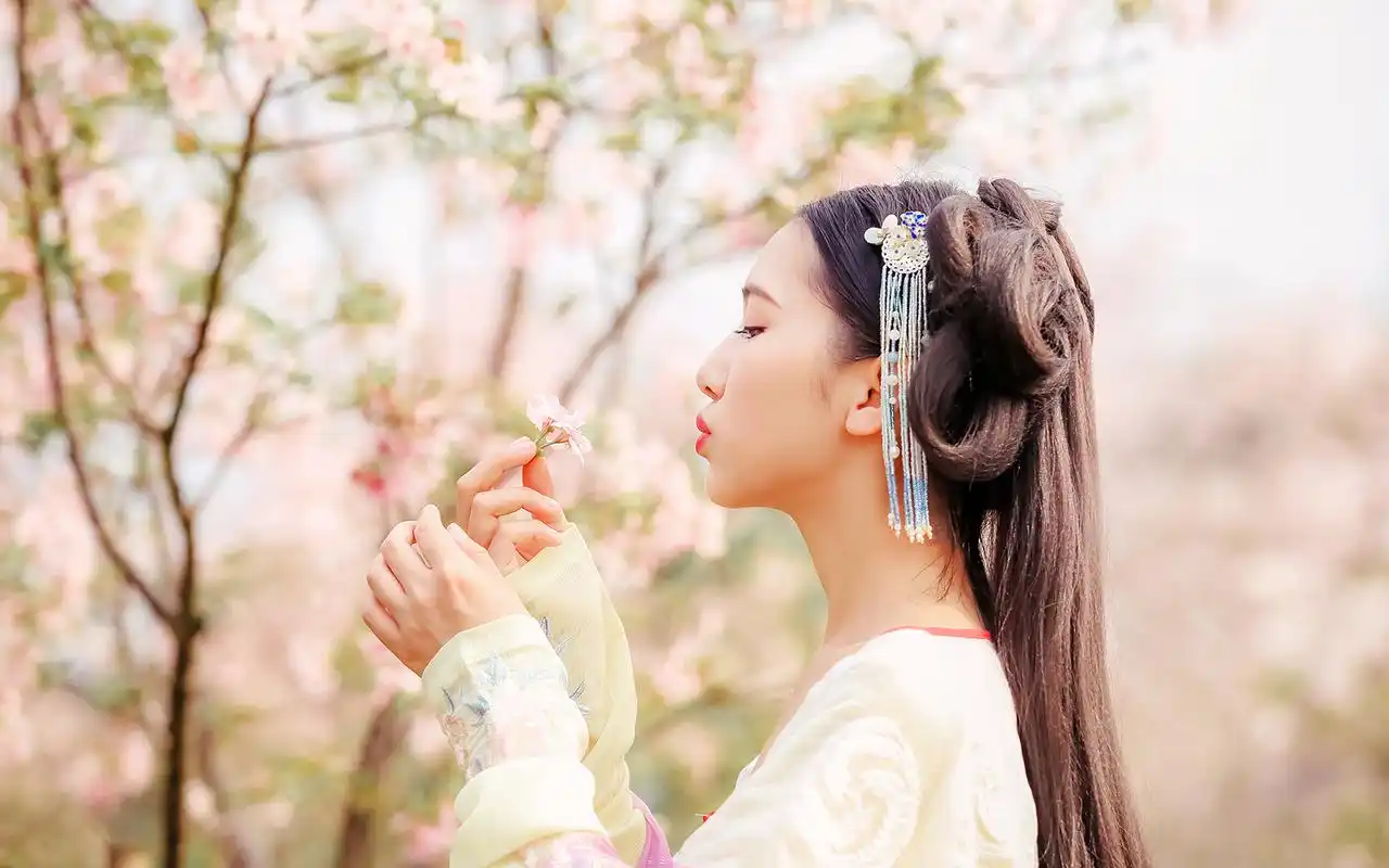 甜美古装美女俏皮高清桌面壁纸