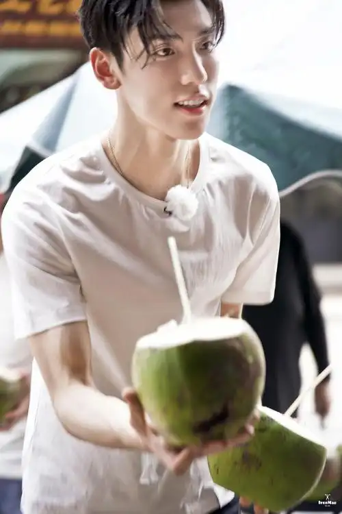 没有什么比王子异的笑容更令人治愈的了✨