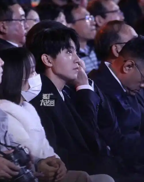 王俊凯与经纪人杨柳关系密切,曾一度传出热恋.