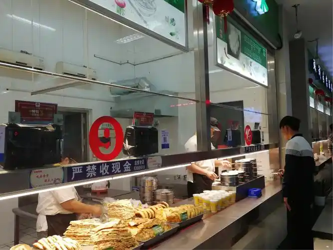 徐州工程学院全面推广云闪付 写美篇"进门见报",在每个食堂的门口及