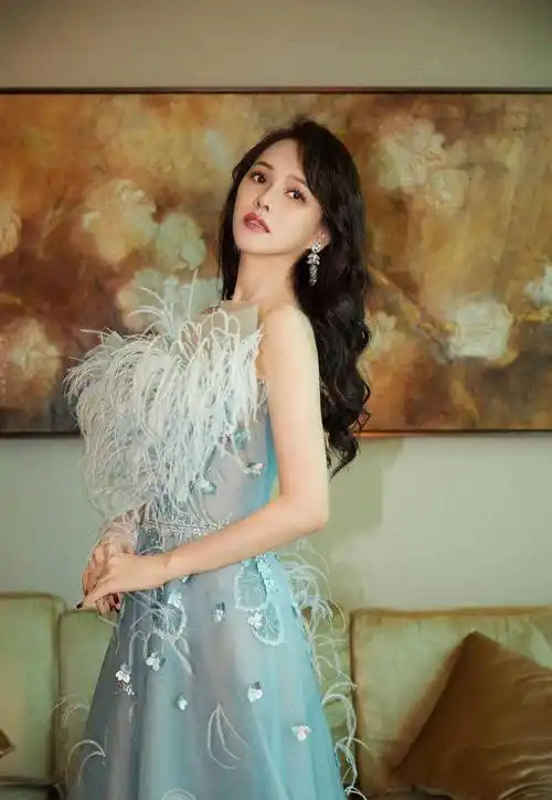 原创秦昊能娶到伊能静真有福气穿军绿色大衣配短裤像25岁的辣妹