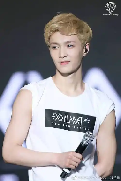 张艺兴[超话]##张艺兴金发侧颜