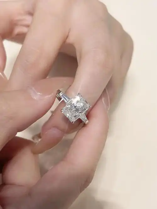 可以封神的4克拉雷迪恩形钻戒7515格局大开