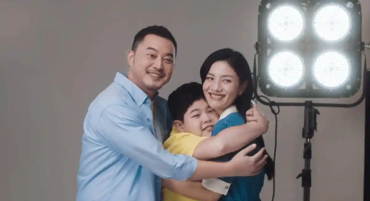 44岁沙溢带家人拍摄全家福!11岁安吉越来越胖,个头即将超过妈妈