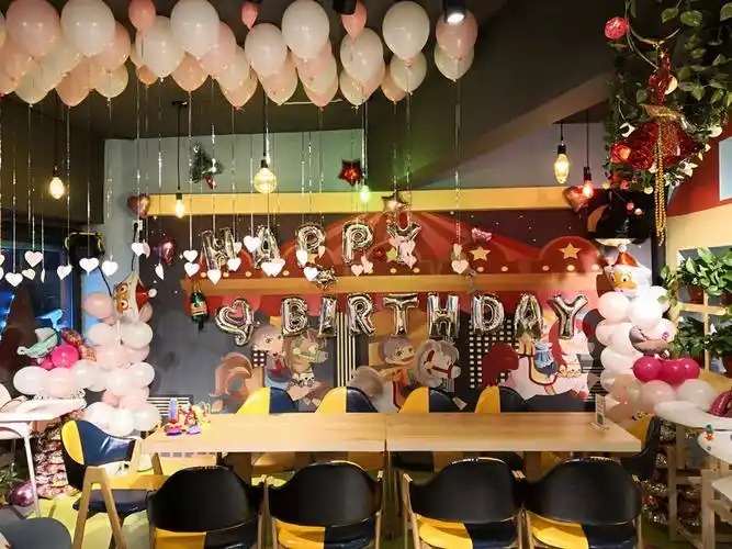 这家餐厅有小餐桌,也有大餐桌,很适合举办孩子的生日派对.