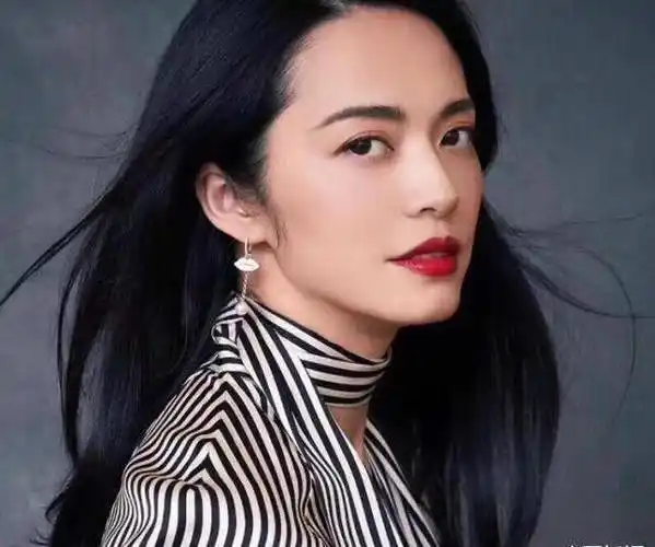 姚晨素颜没法看,皮肤蜡黄斑点多,无妆容厚嘴唇也没了亮点_女神_时尚