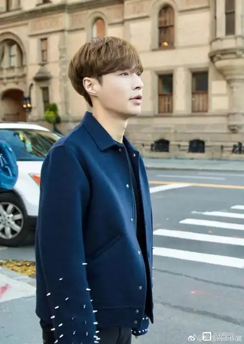 张艺兴的发质偏软,但发量不错,所以每一款发型都能做出蓬松又有立体感