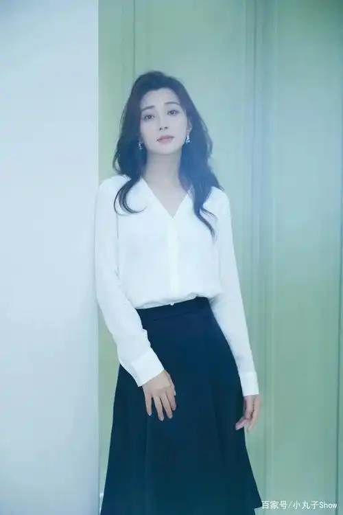 清纯如女大学生!殷桃时尚写真释出,白衬衫搭配牛仔裤减龄又高级