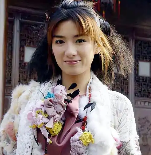 在何润东的鼓励之下,妻子林静仪创立了自己的品牌,成为了一名饰品设计