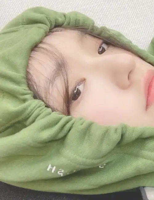 林允分享自拍美照,一身牛油果卫衣超显嫩,素颜皮肤太真实