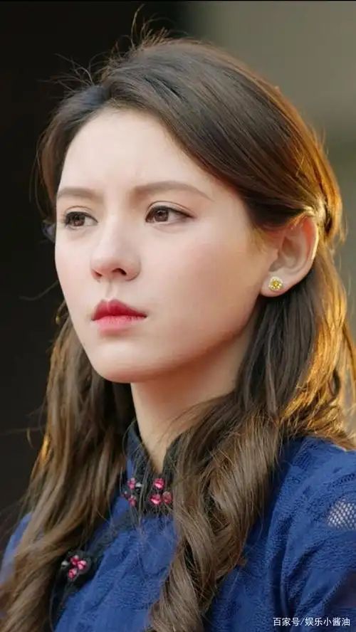 《韫色过浓》"苏矜北"张予曦美图分享,长了一张洋娃娃的脸!