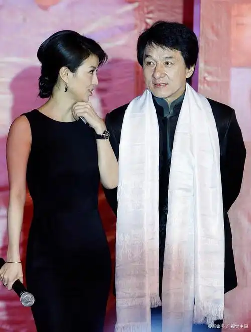 成龙老婆的白色套装风潮!20 万名牌包演绎高贵典雅