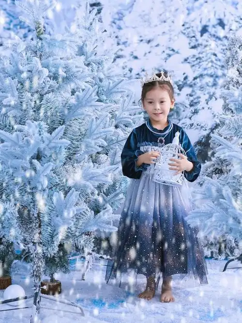 宝宝戴着皇冠95,赤脚踩在雪上天空下着洁白的雪花7615周围的