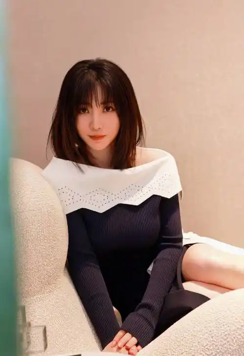 身材依旧火辣41岁柳岩穿长裙性感吸睛