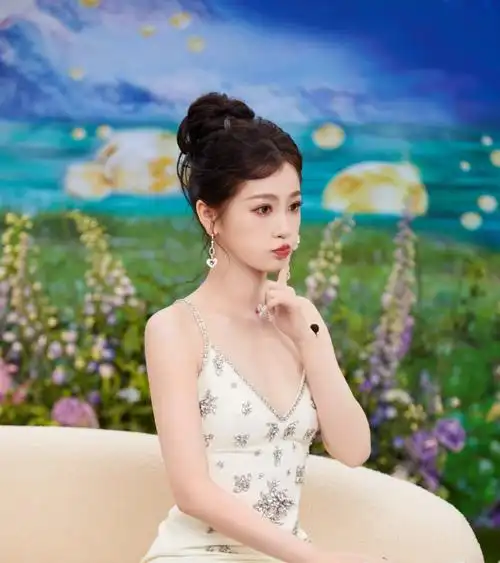 虞书欣深v钻石吊带