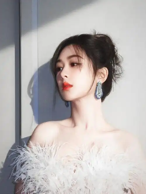 长相思演唱会##杨紫流光羽毛裙