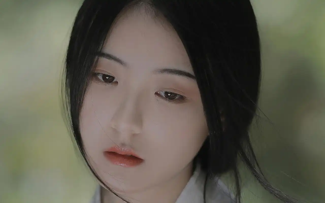 古风白衣美女高清桌面壁纸