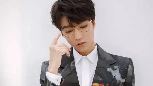 王俊凯金丝眼镜