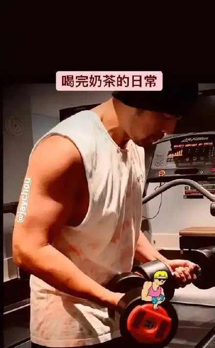 小公主变金刚芭比!周杰伦晒麒麟臂 获昆凌夸赞