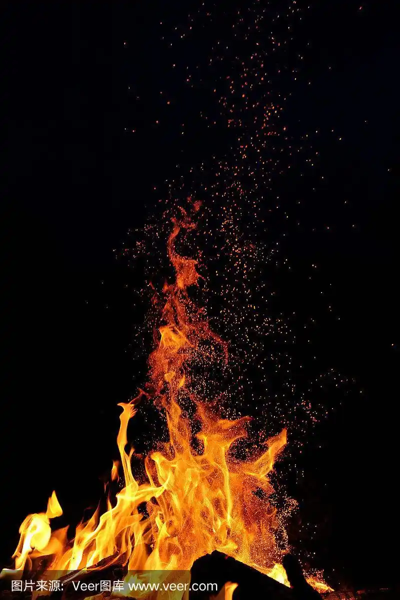 燃烧的火焰与火花在夜晚的黑色背景.特写镜头